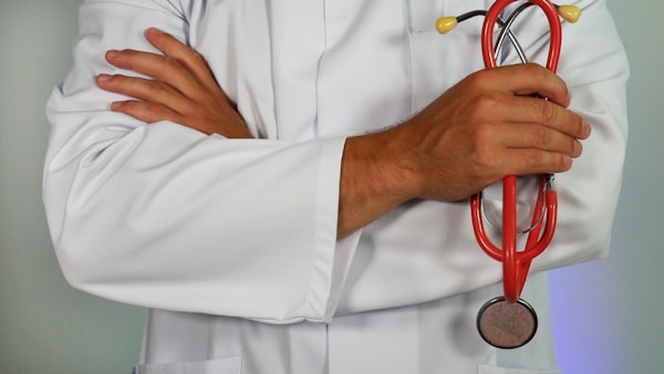 Médico con estetoscopio en consulta